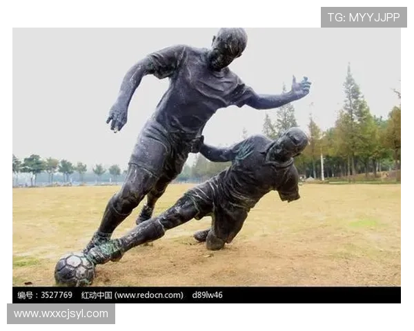 公园内足球明星雕塑的艺术魅力与运动精神完美结合的视觉盛宴
